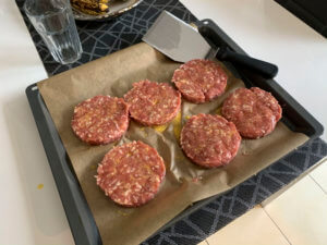 Mett-Pattys-auf-Backblech-Backpapier