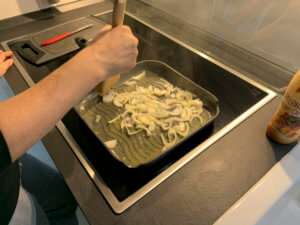 Zwiebel-anbraten-in-Pfanne