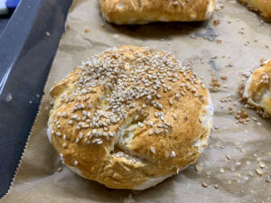 fertiger Bun mit Sesam bestreut