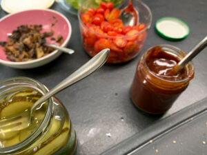 Soße-Gurken-Tomaten
