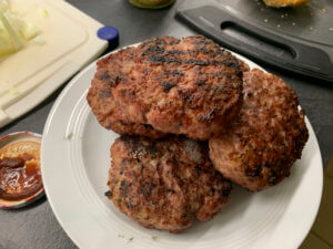 fertige-gegrillte-Pattys-auf-Teller